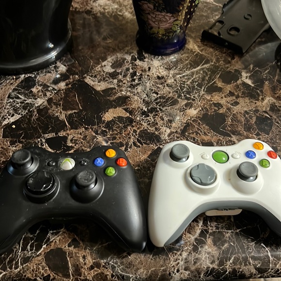 2 old Xbox 360 controllers! Still work - Picture 1 of 3